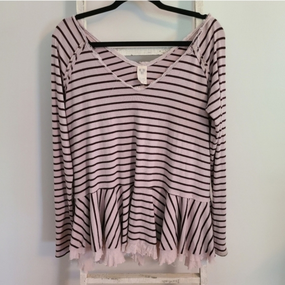 Free People Tops - Free People Top We the free womens Medium Ribbed flounce hem v-neck thumbholes